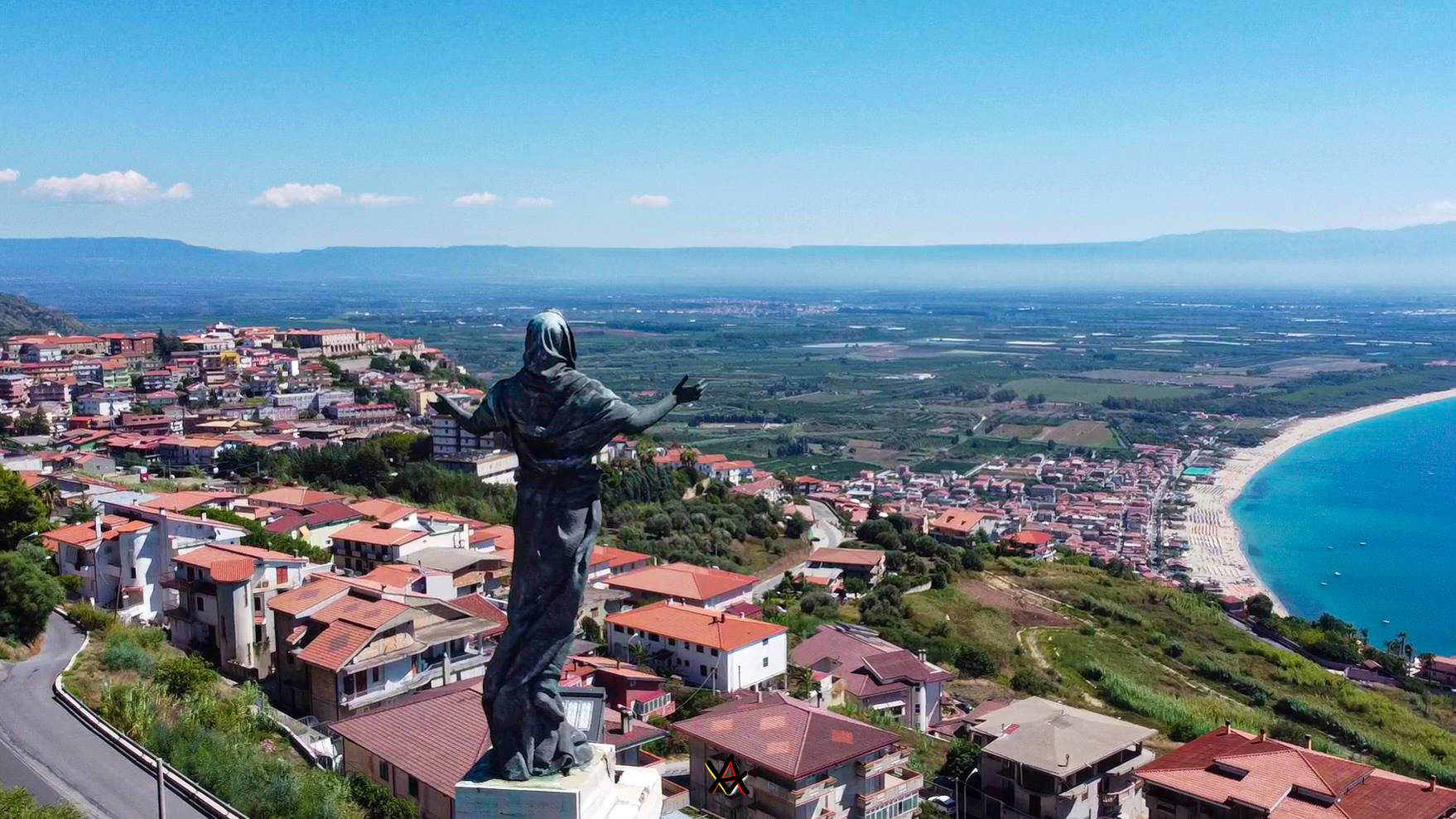 La Madonna della Scala che osserva il panorama