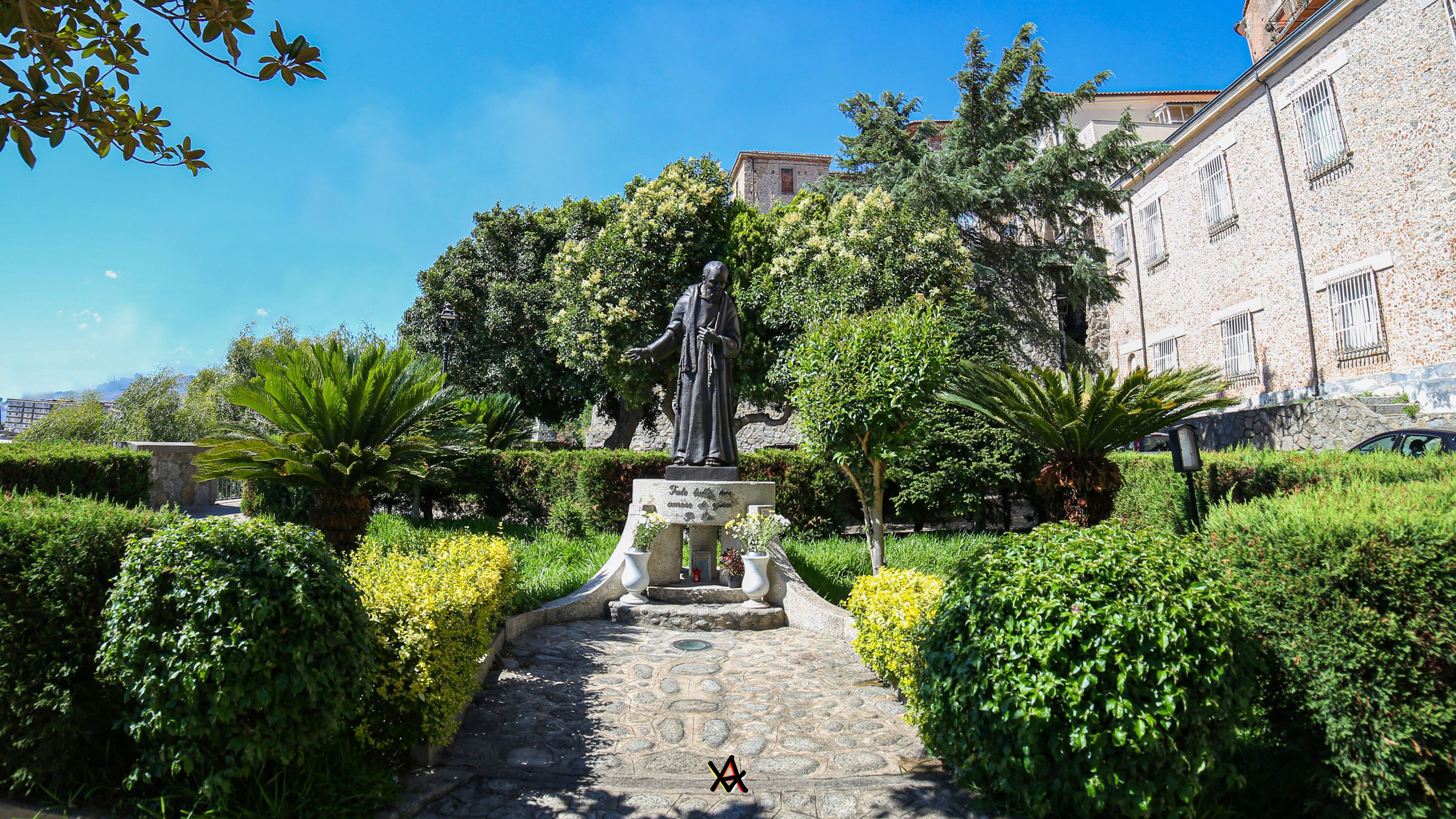 Padre Pio nel suo giardino